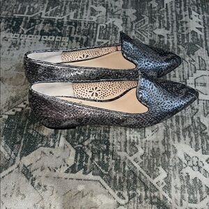 Vince Camuto women’s perforated Black and Gray pointy toe Loafers size 5.5